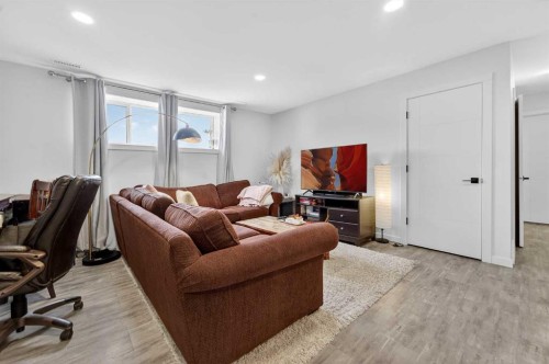 1103 Coalbrook Place West, Lethbridge, AB - Indoor Photo Showing Living Room