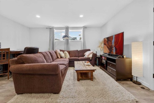 1103 Coalbrook Place West, Lethbridge, AB - Indoor Photo Showing Living Room