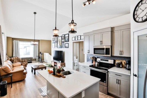 918 Greywolf Run North, Lethbridge, AB - Indoor Photo Showing Kitchen