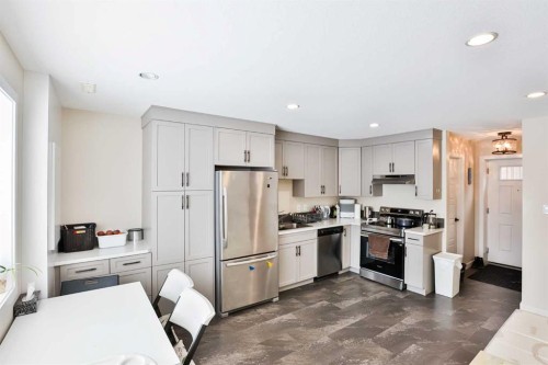 918 Greywolf Run North, Lethbridge, AB - Indoor Photo Showing Kitchen