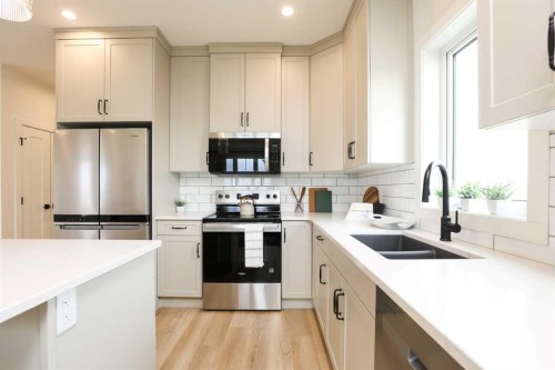 4761 72 Avenue, Taber, AB - Indoor Photo Showing Kitchen With Double Sink With Upgraded Kitchen
