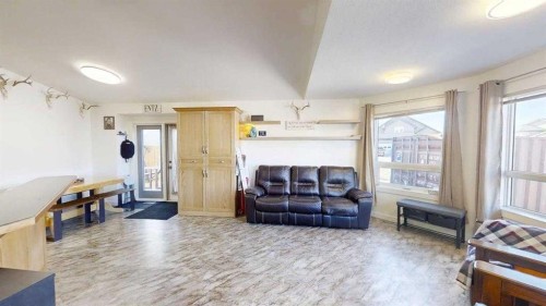 668 Blackfoot Terrace West, Lethbridge, AB - Indoor Photo Showing Living Room