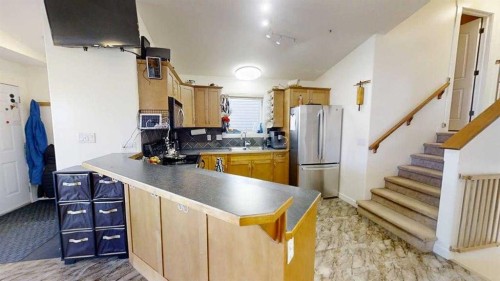 668 Blackfoot Terrace West, Lethbridge, AB - Indoor Photo Showing Kitchen