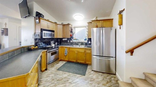 668 Blackfoot Terrace West, Lethbridge, AB - Indoor Photo Showing Kitchen