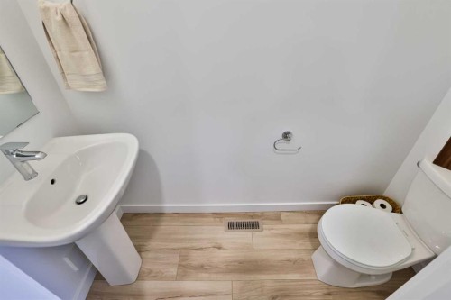 174 Caribou Bend North, Lethbridge, AB - Indoor Photo Showing Bathroom