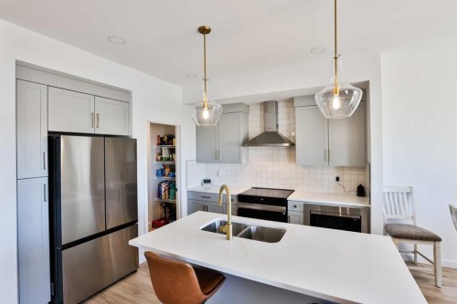 174 Caribou Bend North, Lethbridge, AB - Indoor Photo Showing Kitchen With Stainless Steel Kitchen With Double Sink With Upgraded Kitchen