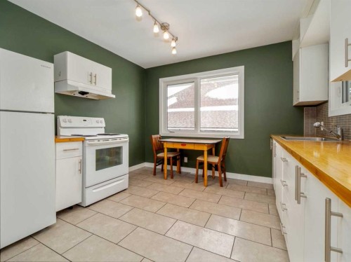 5720 56 Street, Taber, AB - Indoor Photo Showing Kitchen