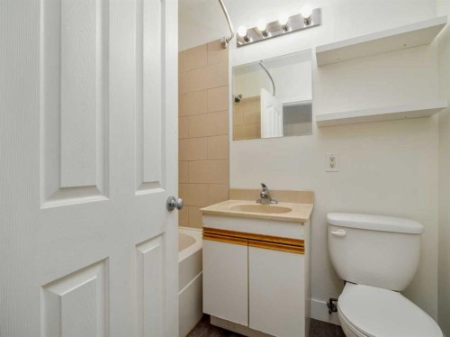 5720 56 Street, Taber, AB - Indoor Photo Showing Bathroom