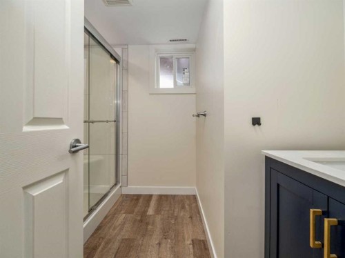 5720 56 Street, Taber, AB - Indoor Photo Showing Bathroom