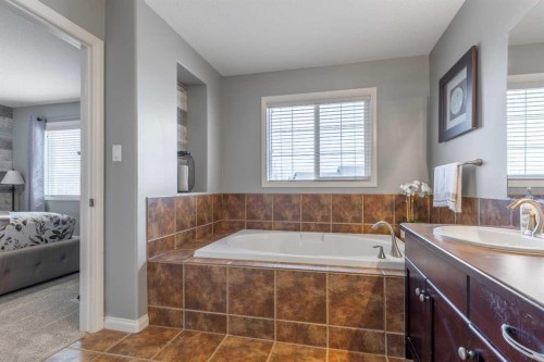 420 Silkstone Crescent West, Lethbridge, AB - Indoor Photo Showing Bathroom