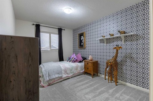 420 Silkstone Crescent West, Lethbridge, AB - Indoor Photo Showing Bedroom