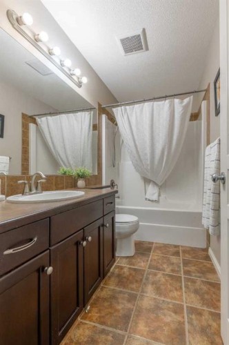 420 Silkstone Crescent West, Lethbridge, AB - Indoor Photo Showing Bathroom
