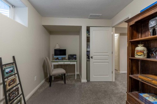 420 Silkstone Crescent West, Lethbridge, AB - Indoor Photo Showing Other Room