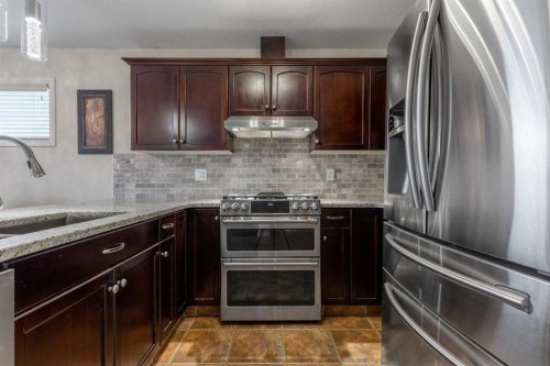420 Silkstone Crescent West, Lethbridge, AB - Indoor Photo Showing Kitchen With Upgraded Kitchen