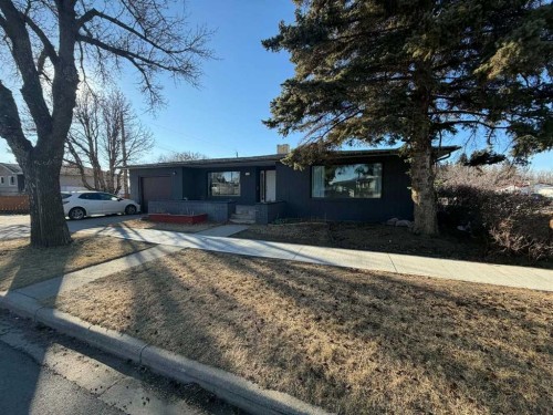 1216 23 Street North, Lethbridge, AB 