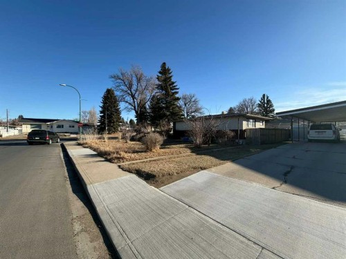 1216 23 Street North, Lethbridge, AB 