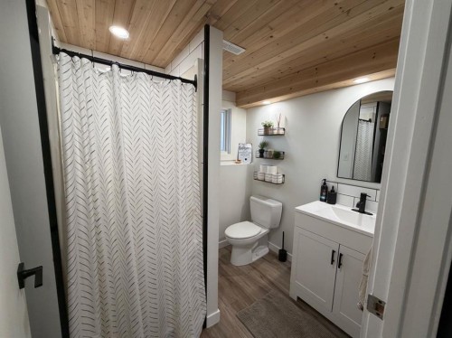2106 7 Ave, Fort Macleod, AB - Indoor Photo Showing Bathroom
