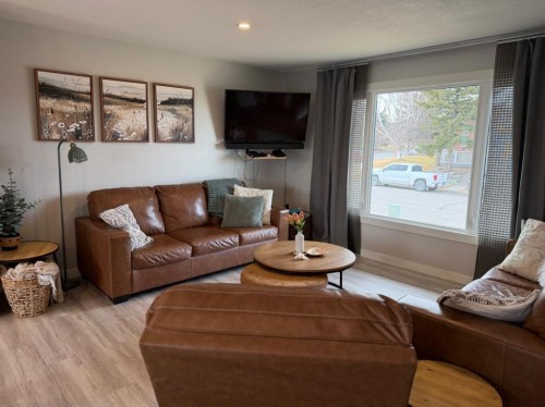 2106 7 Ave, Fort Macleod, AB - Indoor Photo Showing Living Room