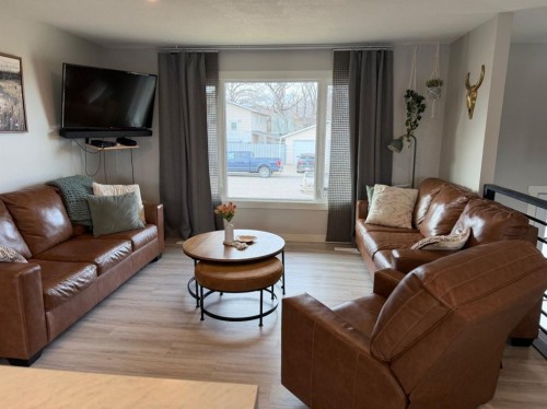 2106 7 Ave, Fort Macleod, AB - Indoor Photo Showing Living Room