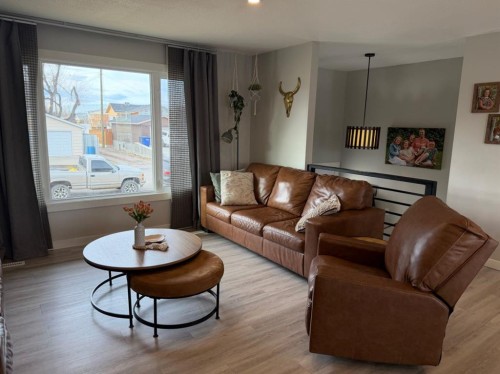 2106 7 Ave, Fort Macleod, AB - Indoor Photo Showing Living Room