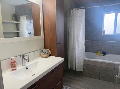 2106 7 Ave, Fort Macleod, AB - Indoor Photo Showing Bathroom