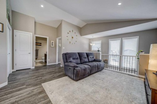 1961 Parkside Way, Coaldale, AB - Indoor Photo Showing Living Room