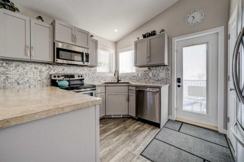 1961 Parkside Way, Coaldale, AB - Indoor Photo Showing Kitchen