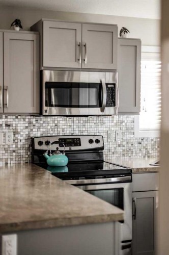 1961 Parkside Way, Coaldale, AB - Indoor Photo Showing Kitchen With Upgraded Kitchen