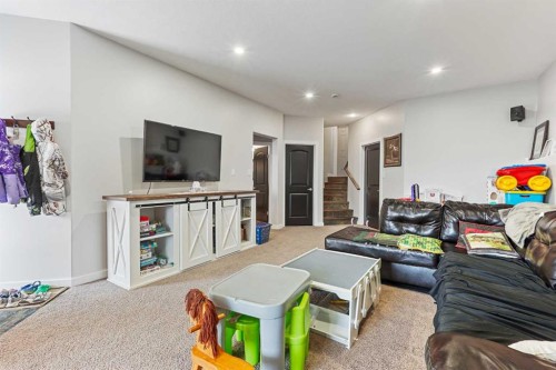 352 Tartan Circle West, Lethbridge, AB - Indoor Photo Showing Living Room