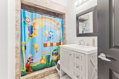 352 Tartan Circle West, Lethbridge, AB - Indoor Photo Showing Bathroom