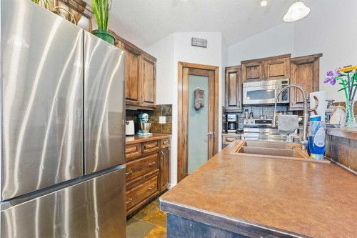 352 Tartan Circle West, Lethbridge, AB - Indoor Photo Showing Kitchen With Double Sink