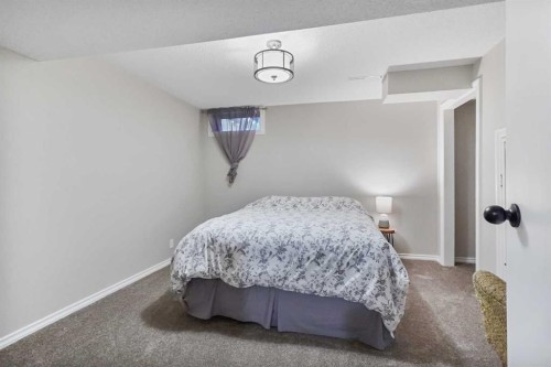 98 Eagle Road North, Lethbridge, AB - Indoor Photo Showing Bedroom