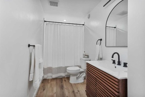 98 Eagle Road North, Lethbridge, AB - Indoor Photo Showing Bathroom