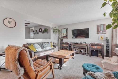 98 Eagle Road North, Lethbridge, AB - Indoor Photo Showing Living Room