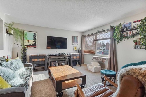 98 Eagle Road North, Lethbridge, AB - Indoor Photo Showing Living Room