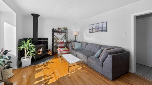 11 Mountain Vista Drive, Hill Spring, AB - Indoor Photo Showing Living Room