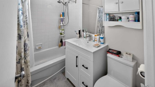 11 Mountain Vista Drive, Hill Spring, AB - Indoor Photo Showing Bathroom