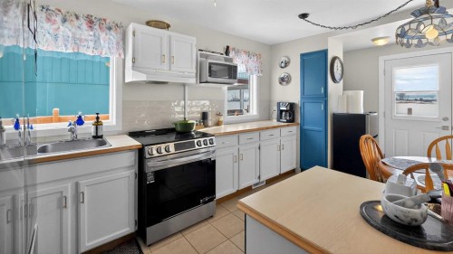 11 Mountain Vista Drive, Hill Spring, AB - Indoor Photo Showing Kitchen