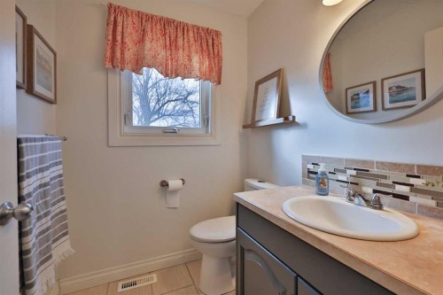 182 S 3 Street E, Magrath, AB - Indoor Photo Showing Bathroom