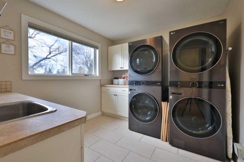182 S 3 Street E, Magrath, AB - Indoor Photo Showing Laundry Room
