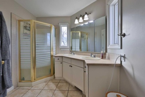 182 S 3 Street E, Magrath, AB - Indoor Photo Showing Bathroom