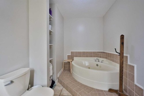 182 S 3 Street E, Magrath, AB - Indoor Photo Showing Bathroom