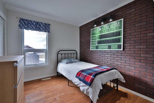 182 S 3 Street E, Magrath, AB - Indoor Photo Showing Bedroom