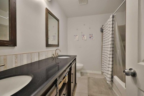 182 S 3 Street E, Magrath, AB - Indoor Photo Showing Bathroom