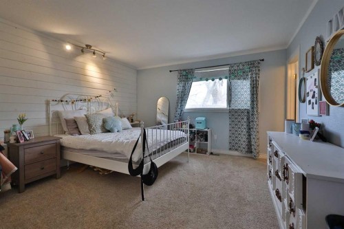 182 S 3 Street E, Magrath, AB - Indoor Photo Showing Bedroom