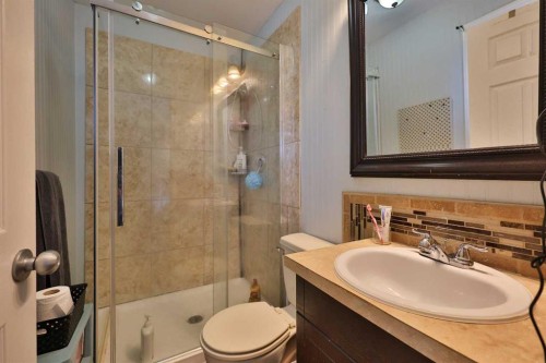 182 S 3 Street E, Magrath, AB - Indoor Photo Showing Bathroom