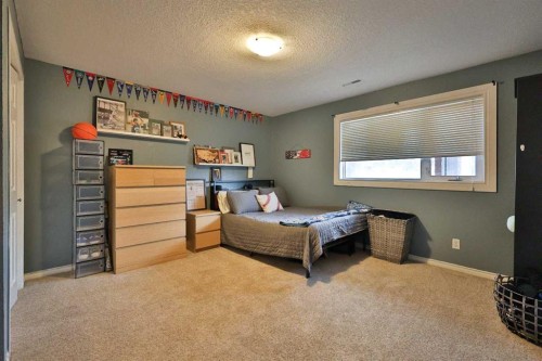 182 S 3 Street E, Magrath, AB - Indoor Photo Showing Bedroom