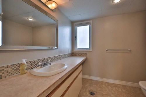 182 S 3 Street E, Magrath, AB - Indoor Photo Showing Bathroom