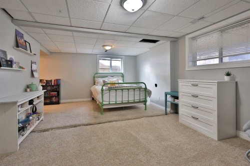 182 S 3 Street E, Magrath, AB - Indoor Photo Showing Bedroom