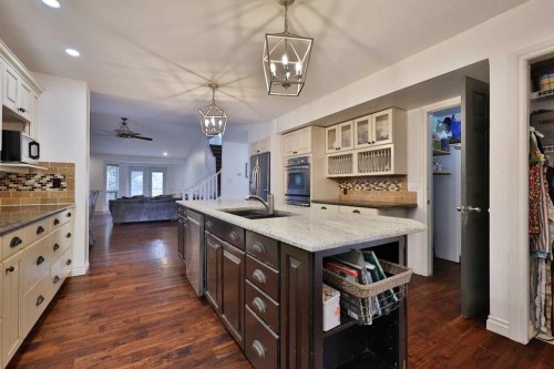 182 S 3 Street E, Magrath, AB - Indoor Photo Showing Kitchen